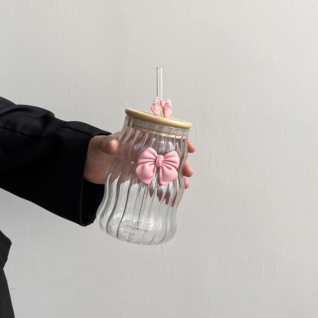 1ks Sklenice s víčkem a brčkem, Elegantní sklenice pro dívky s mašlí, Vlnitá sklenice s víčkem, Pruhovaná šálka na čaj kávu, Valentýnský dárek