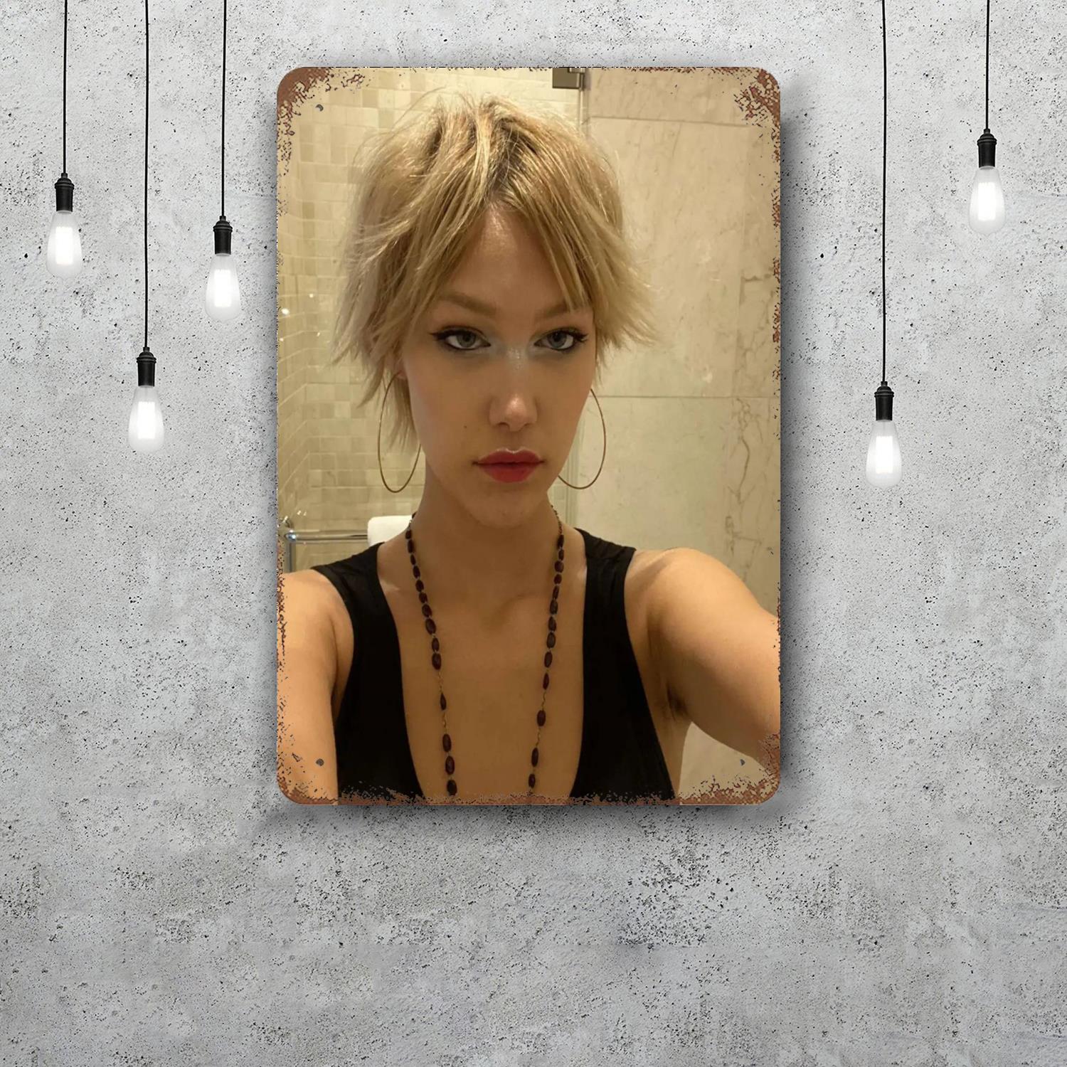 

Grace VanderWaal Metal Signs wall decor Vintage Tin Signs Captain Metal Poster Decor for Bar Pub Club Wall Decoration 20x30cm（7.8x11.8inch）