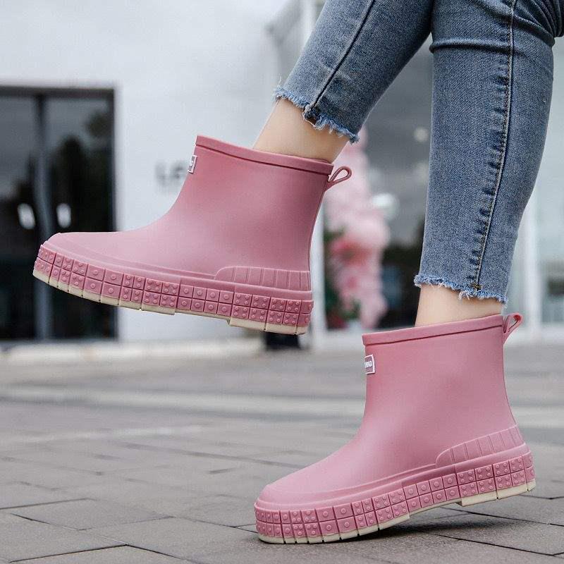 Stilvolle japanische Mid-Calf Anti-Rutsch-Regenstiefel für Haushaltsaufgaben