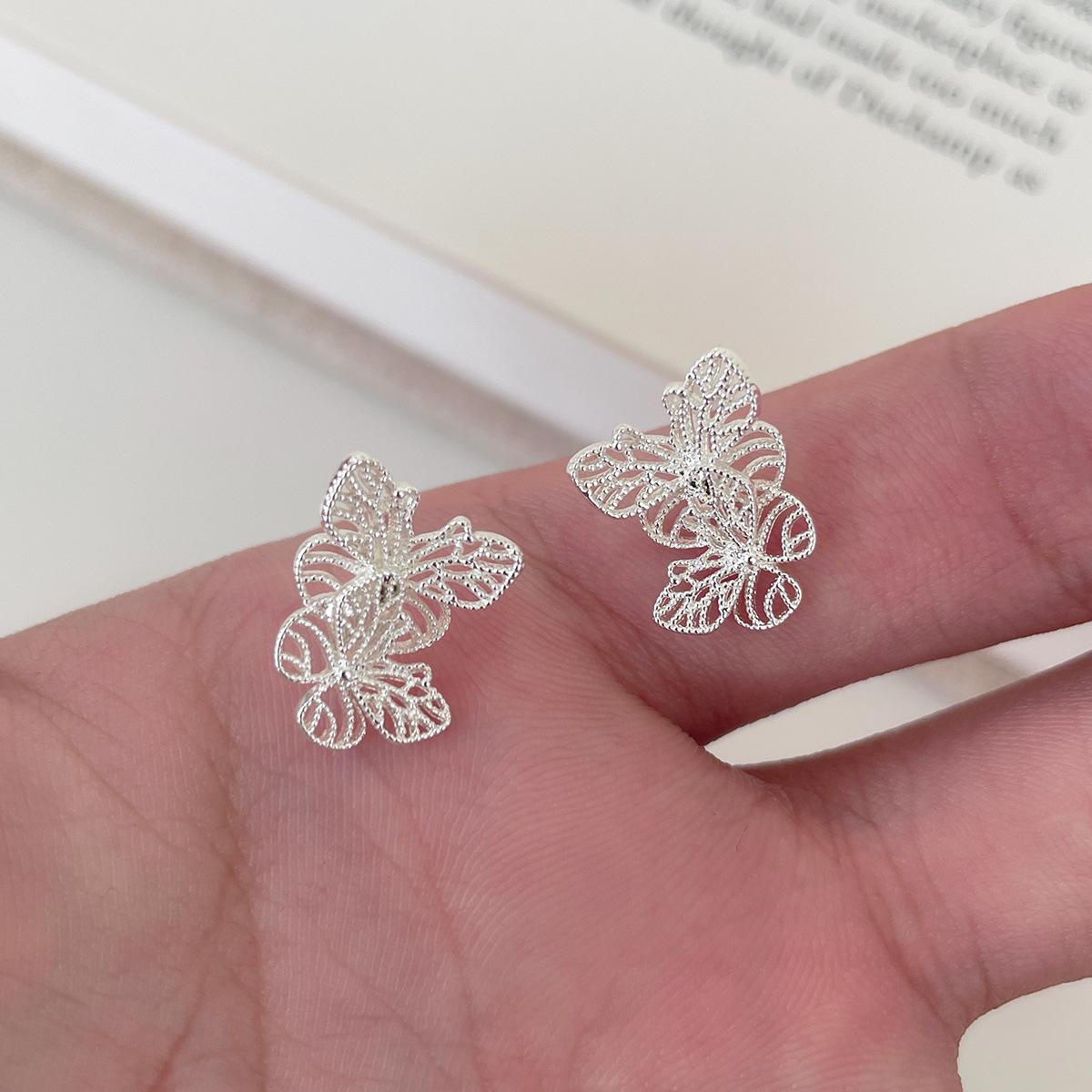 

Mori hollow double butterfly stud earrings women s light luxury niche design high-end earrings simple and exquisite versatile earrings copper