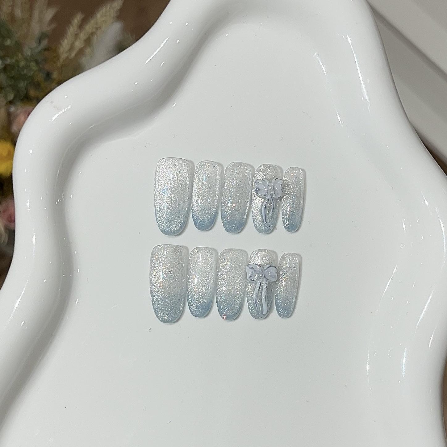 

Молочно-голубая девушка в летнем свежем дымчато-голубом градиенте, сверкающие кошачьи глаза, нежный лук, доспехи L