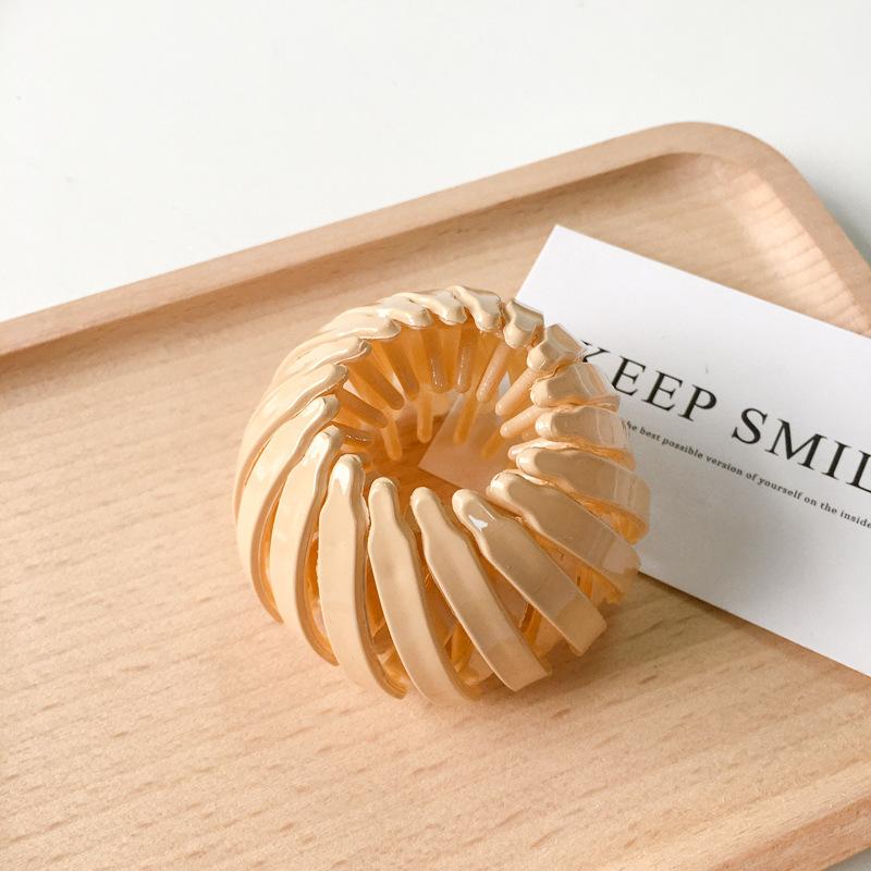 Beautifully Plastic Crafted Hair Claw Clips With Elegant Shapes And Vibrant Colors For Every Hairstyle Needs