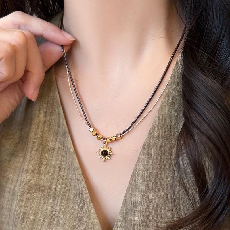 Maillard Retro Tigerauge Stein Anhänger Halskette: Exquisite Perlen-Pulloverkette für die Damen-Herbst-/Winterkollektion.