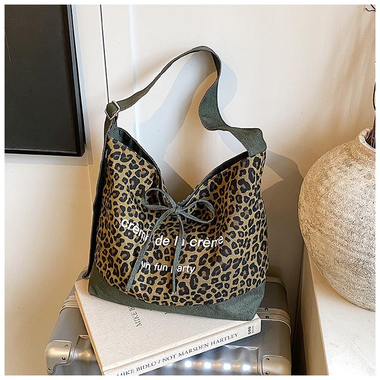

Новая популярная сумка-багет с леопардовым принтом, повседневная сумка-тоут большой вместимости для поездок на работу, женская модная портативная сумка