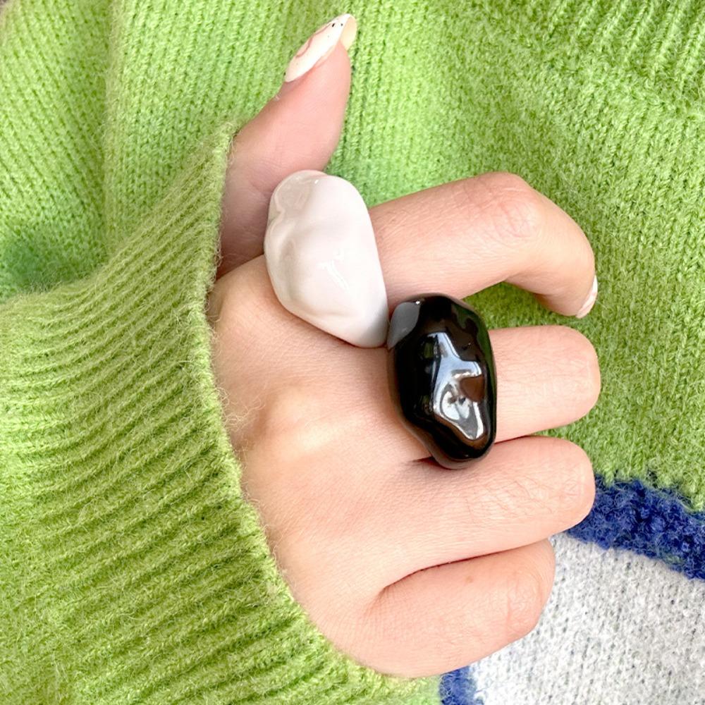 Exaggerated Personality Irregular Geometry Black White Resin Rings for Women Fashion Designer Finger Jewelry Accessories Gifts
