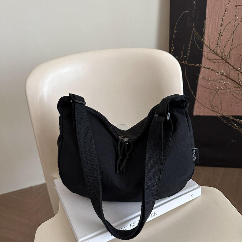 Simple literary dumpling bag women 2025 new niche casual shoulder bag light bag solid color fashion messenger bag