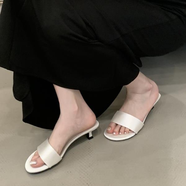 

Fashion Rubber Flip Flops Med Shoes Woman 2025 Slippers Casual Low Pantofle Hawaiian Luxury Soft New Rome Silk Hoof Heels PU Fabric 35