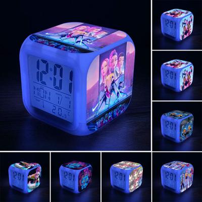 Kleiner Digitaler Wecker mit LED-Anzeige für Schlafzimmer Nachttisch Batteriebetrieben Elektrische Uhr mit Großer Ziffernanzeige Anime Therm Schreibtisch Dekoration