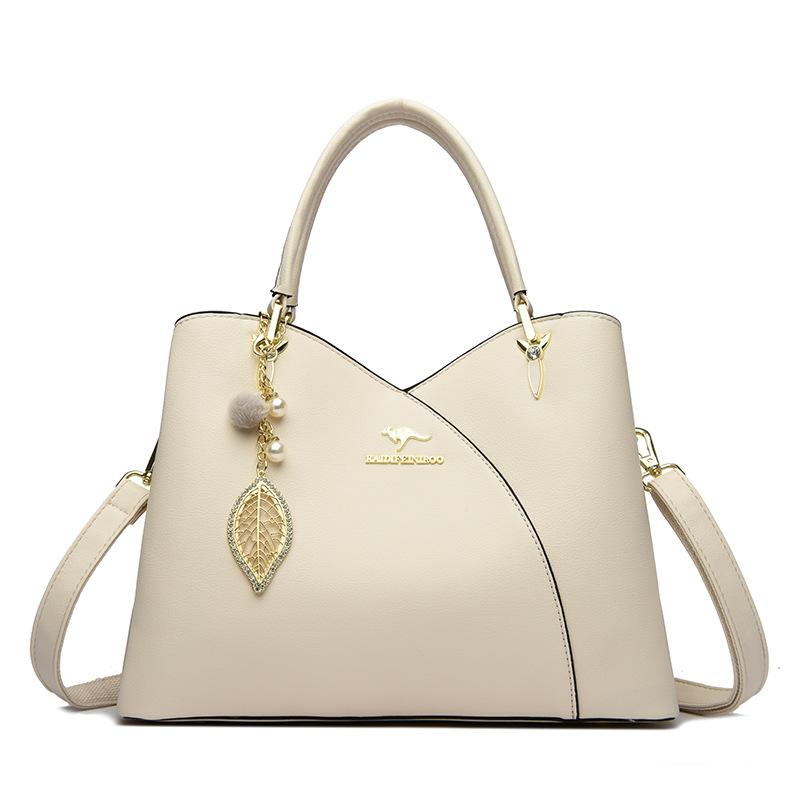 

Простая, универсальная и вместительная женская сумка-тоут на одно плечо бежевый