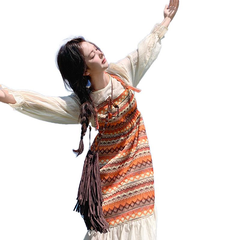 Ethnisch gestreiftes Rüschen-Langkleid – Herbst-Feiertagsmode 2025 für Damen