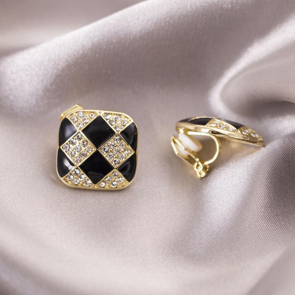 Elegant Clip-On Triangle Earrings for Non-Pierced Ears - Versatile, Light Luxury for Everyday Wear.