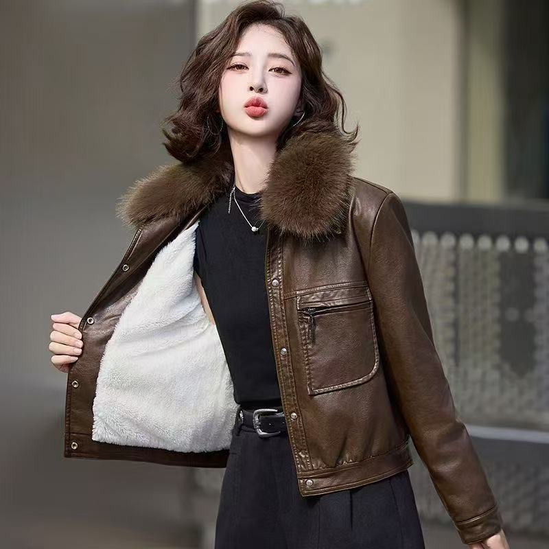 Damenmode Kurze PU-Lederjacke Winter Verdickter Warmer Mantel mit Kunstfellkragen Knopfverschluss
