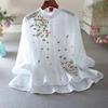 Camisa bordada de encaje artístico fresco para mujer de primavera y verano, corta por delante, larga por detrás, cuello en V, top de algodón puro
