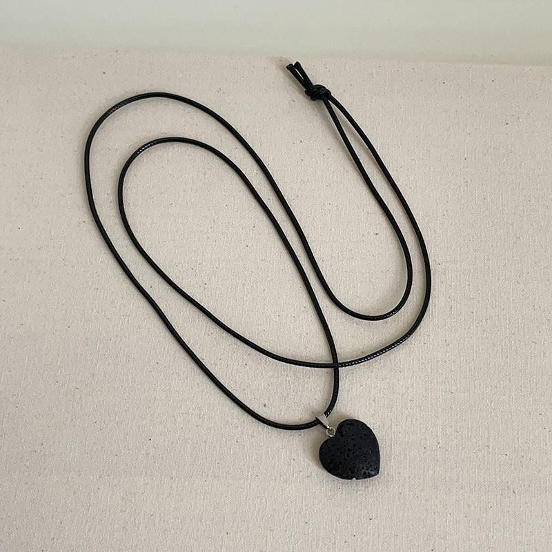 

Ожерелье с подвеской «Любовь» из вулканического камня с лунной поверхностью, женское, простое, нишевое, индивидуальное, модное, универсальное, цепочка на шею, цепочка на ключицу