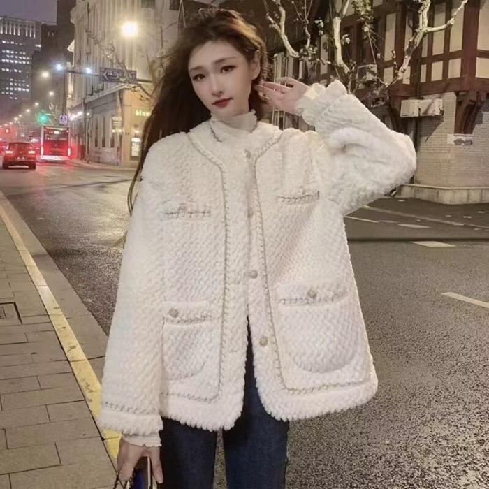 Korean version of fashion autumn and winter new Xiaoxiangfeng imitation lamb wool coat women's loose thickened design top tide
