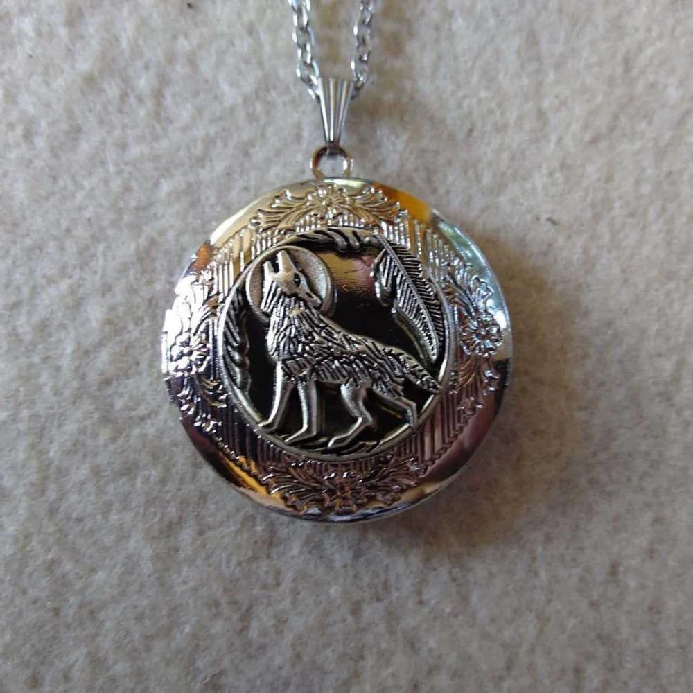 Punk Retro Silver Color Wolf Howling Under The Moon Feather Relief Round Pendant Necklace for Women Men Stainless Steel Jewelry