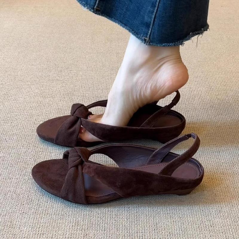 

Low-heeled versatile kink sandals women s new summer wear niche design open-toed round shoes 35 коричневий