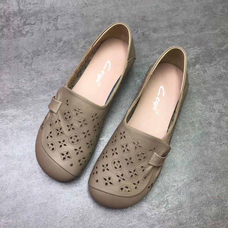 

2025 лето новые женские сандалии на плоской подошве обувь для мамы женские туфли одинарные мягкая подошва мягкая кожа удобные полые дышащие туфли с отверстиями 40 верблюд