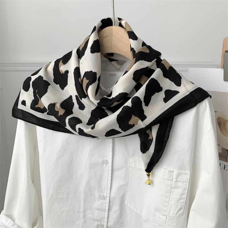 70*70 Square Scarf Retro Print Silk Scarf With Magnetic Buckle Women Neck Scarf All-Match Shawl Headscarf Accessory Gift
