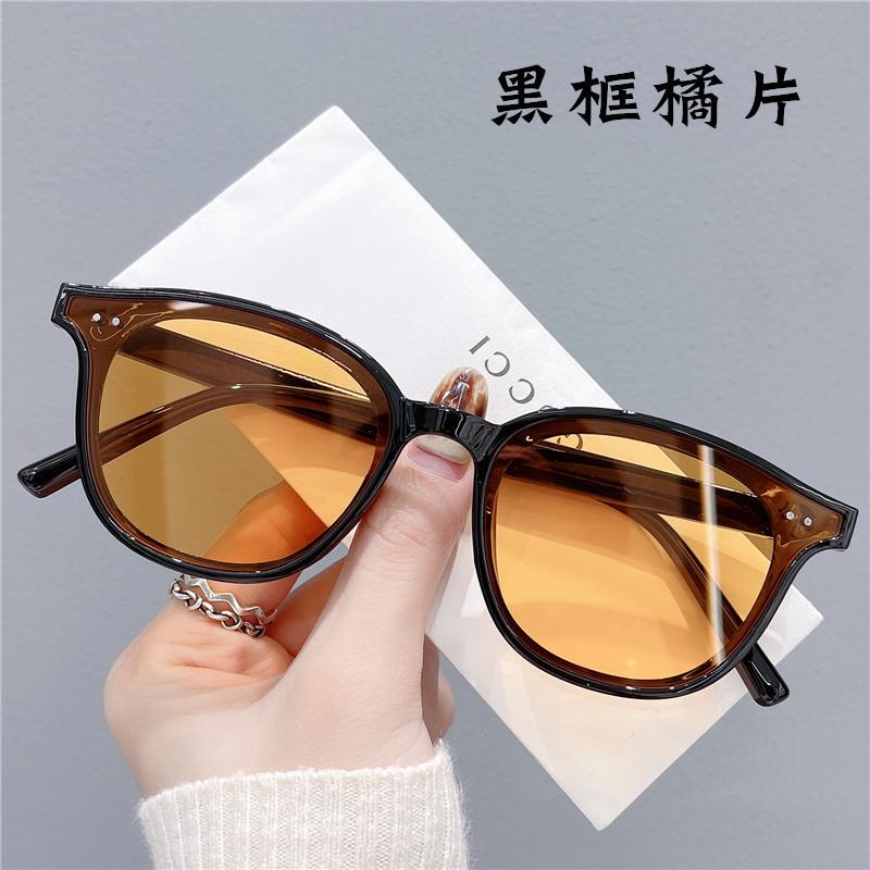 

Женские солнцезащитные очки высокого класса с модными желтыми солнцезащитными очками и уличные кадры без макияжа