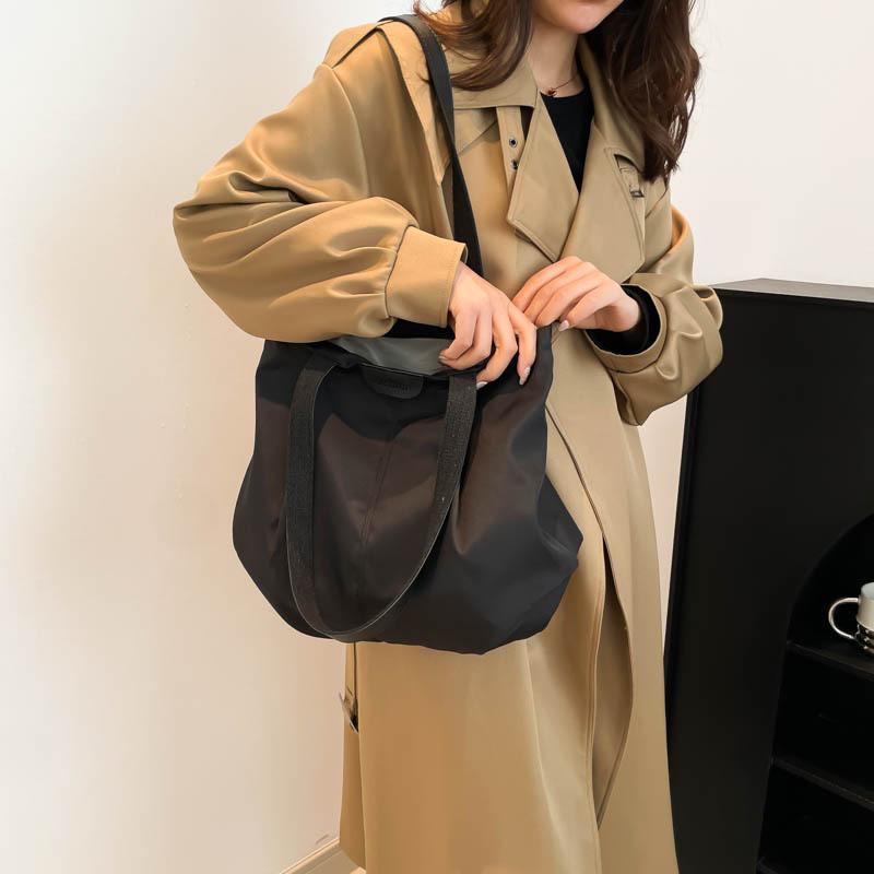 Chic And Spacious Canvas Tote Bag For Women Perfect For Casual Travel And Daily Use