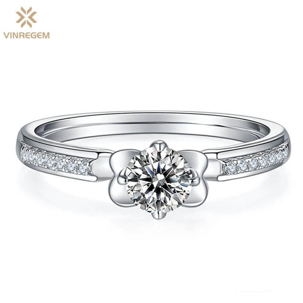 

Vinregem, 100% стерлинговое серебро 925 пробы, VVS1, 0,5 карата, круглая огранка, цвет D, настоящий муассанит с бриллиантом, обручальное ювелирное изделие, романтическое женское кольцо, подарок на годовщину US 4.5-0.5CT белый