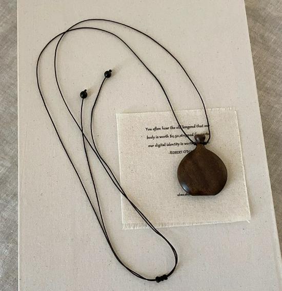 Retro Wooden Hip Flask Necklace: Versatile Choker & Sweater Chain Accessory for Women
