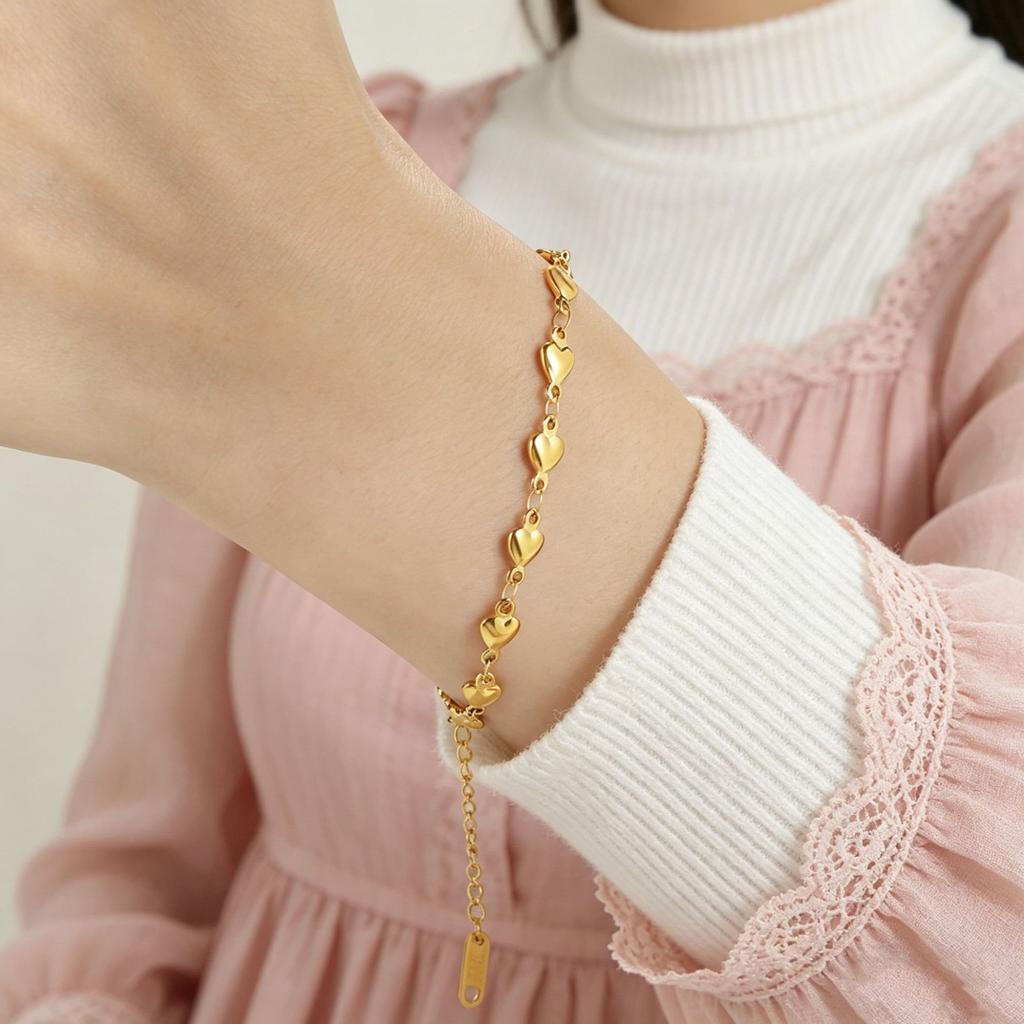 European and American stainless steel plating18K Gold Heart-Shaped Necklace for Women, Fashionable Sweet Love Bracelet, Light Luxury Set