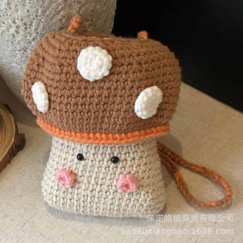 

Internet celebrity bag women 2025 super fire fashion mushroom wool knitted shoulder bag pure hand-woven messenger bucket bag зелёный