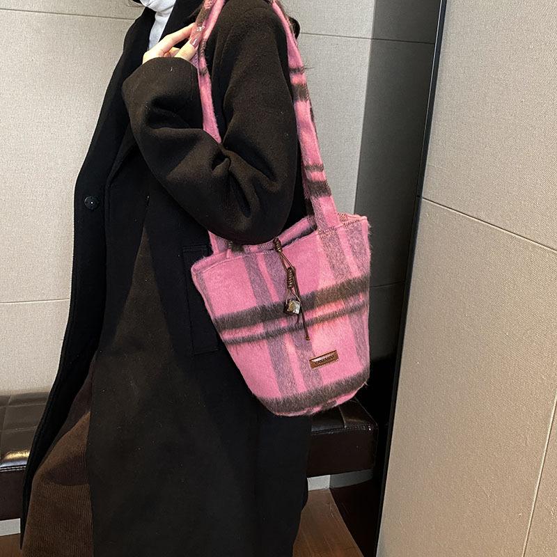 

Модное чувство контрастного цвета шерстяная сумка под мышкой женская 2025 новая сумка-тоут в студенческом стиле повседневная трендовая универсальная сумка через плечо 32*15*26 розовый