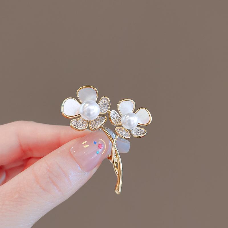 Pearl Flower Brooch for Women High-end Design Sense Niche Suit Brooch and Rhinestone Coat with Accessories