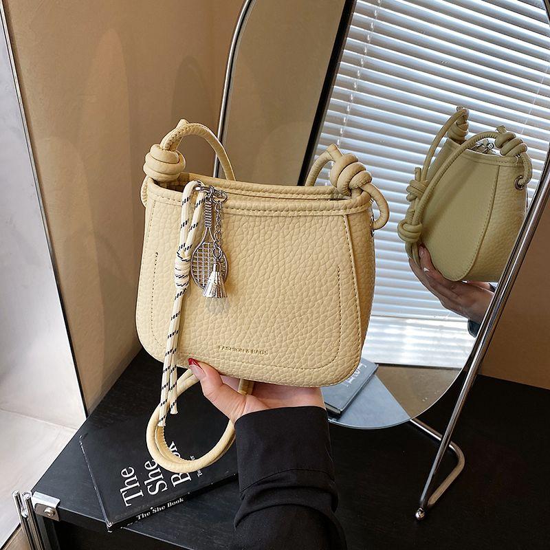 

Летняя желтая супер популярная сумка-седло для женщин 2025 новая легкая роскошь нишевый дизайн высокое чувство плечевая маленькая сумка женская Yellow + pendant