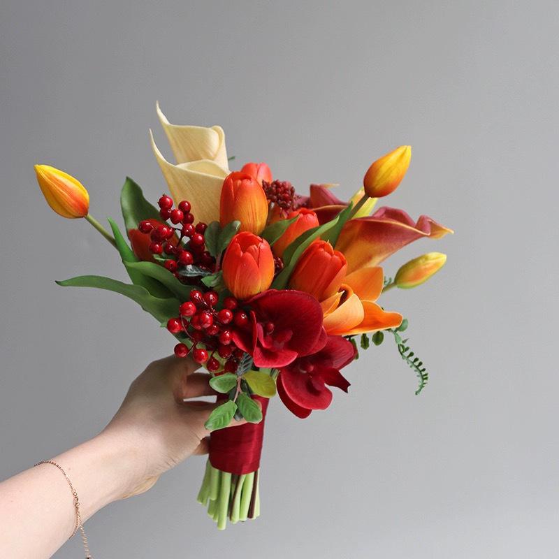 Elegant Handheld Simulation Bouquet: Calla Lilies and Tulips for Weddings, Photography, and Home Decor.