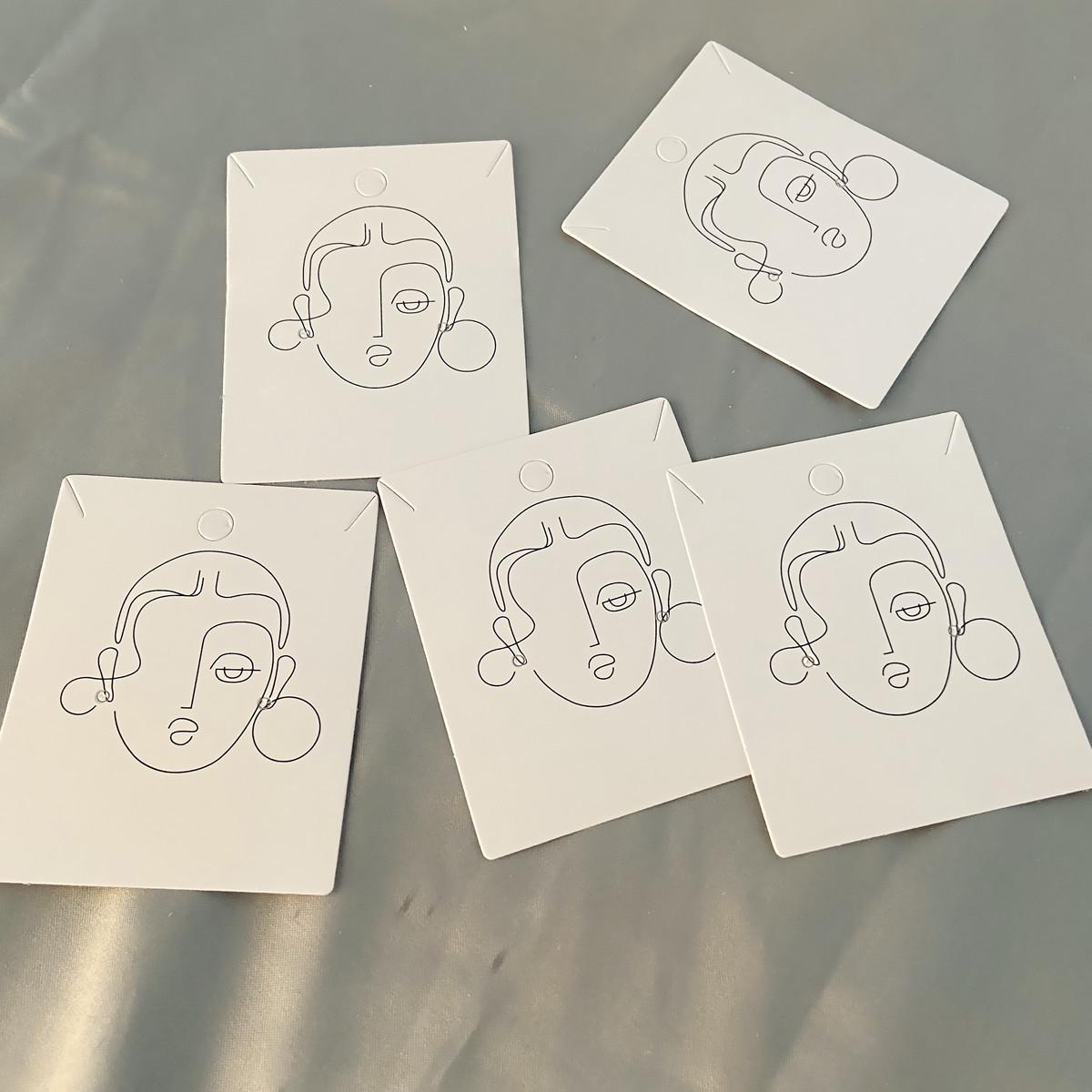 

Барочная женщина Длинноволосые серьги-пусеты и Держатель для ювелирных карточек