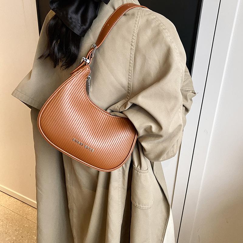 

2025 новая корейская версия женская сумка вмятина осень и зима новая ретро простая нишевая универсальная сумка-тоут сумка подмышку женская 21*6*18 коричневый