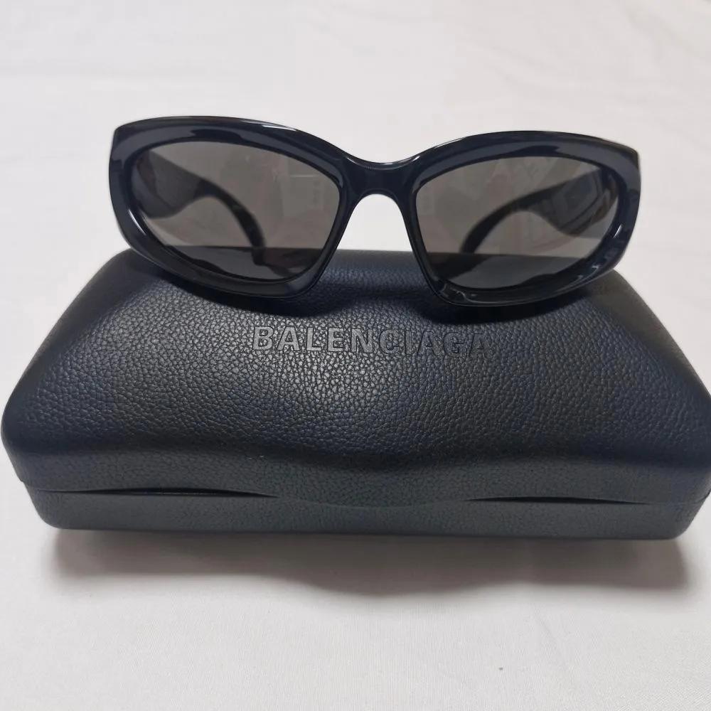 Balenciaga Swift Oval Sunglasses Black BB0157S001