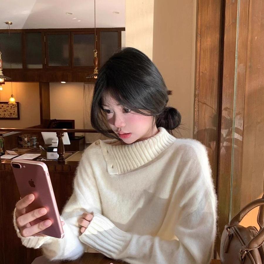 Elegant High-End Turtleneck Sweater — Women's Soft, Loose, Milk-White Pullover for Autumn and Winter