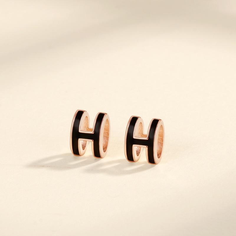 

Серьги-пусеты с эмалью в стиле легкой роскоши с буквой H, женские серьги в стиле Ins, высокая текстура, модные серьги, серебряная игла