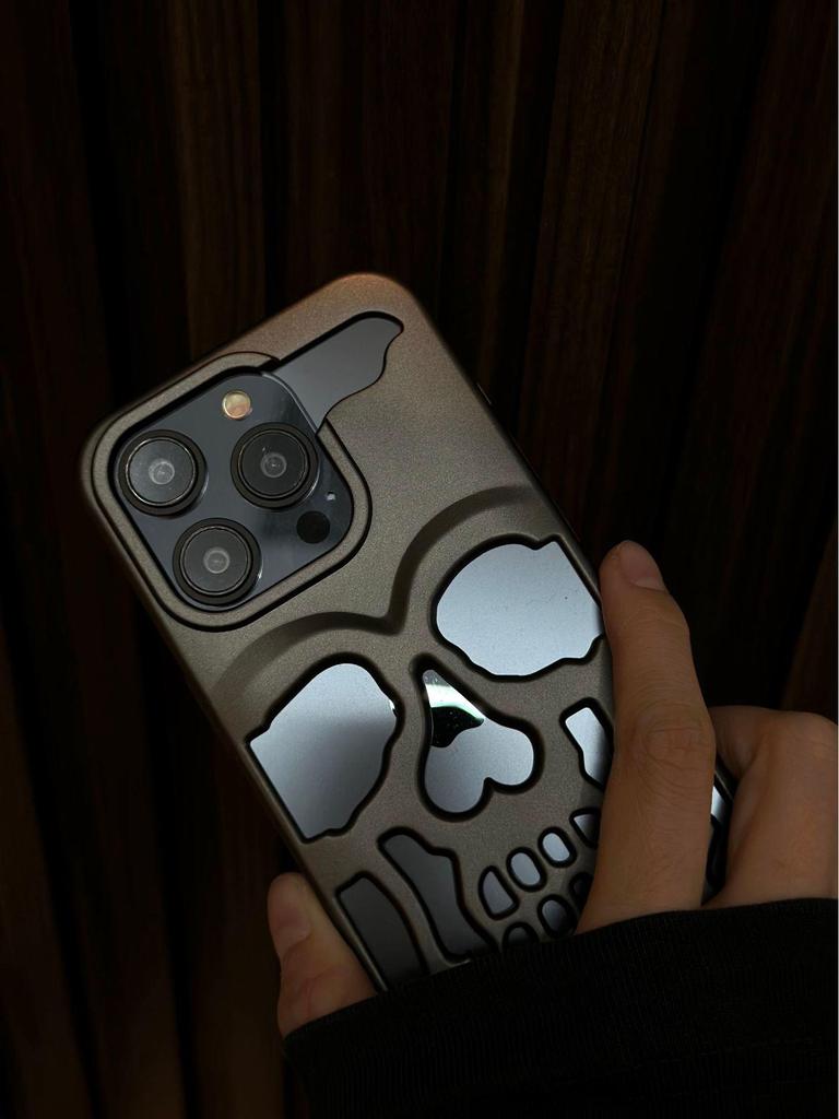 Cubierta Protectora para Cabeza de Calavera Electrochapada Gris Escarchado y Blanco para iPhone 16 Pro Max