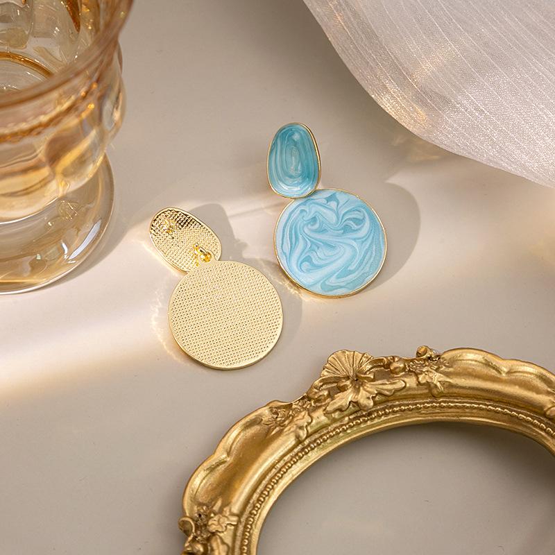 Modische ovalförmige Ohrringe in Bonbonfarben mit zarten, strukturierten Anhängern