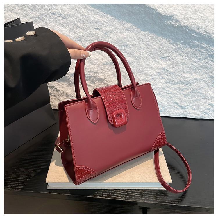 High-value fashion handbag 2025 spring new niche design versatile ins shoulder messenger bag small square bag