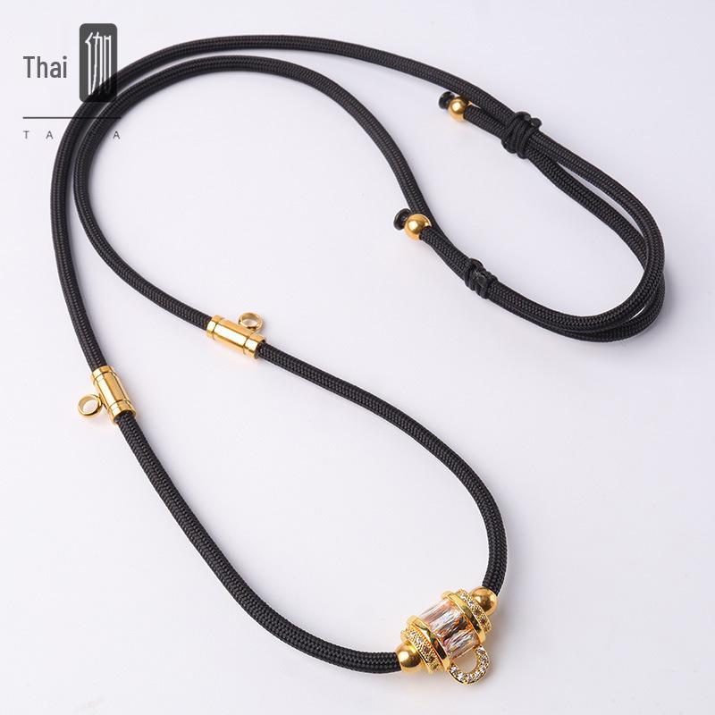 

Таиландский амулет Будды Золотой Свет Роскошный Бриллиантовый Веревочный Шнурок – Регулируемое Ожерелье Default