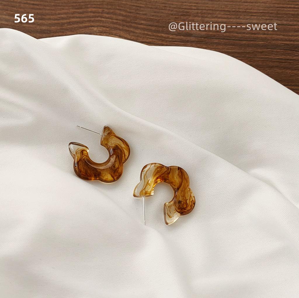 

S925 silver needle blend gradient C-shaped plum blossom earrings Korean version Korean tortoiseshell earrings earrings