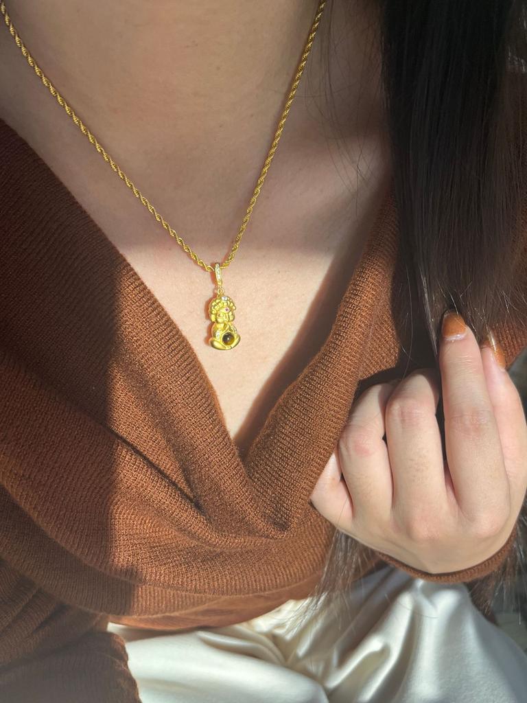 Collier Bouddha Bébé Oeil de Tigre Mat Ancien Longue Chaîne de Pull Tressée Petit Pendentif Bouddha Doré