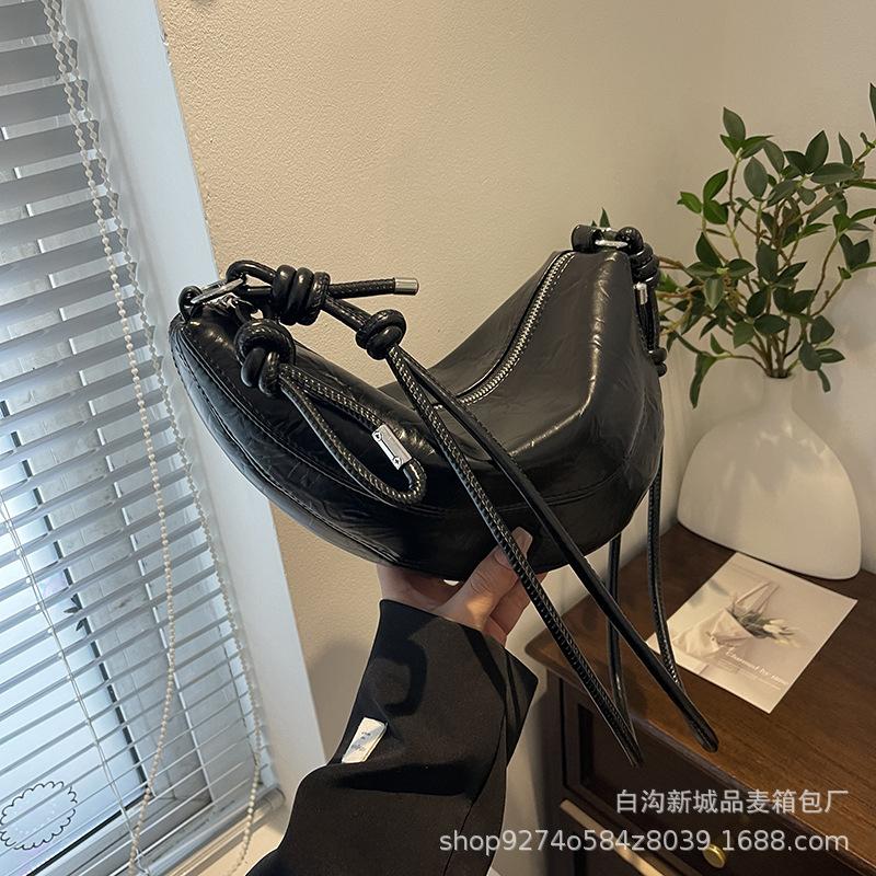 

Niche design fashion explosive small bag women s 2025 new trendy personality shoulder bag foreign style crossbody bag чорний