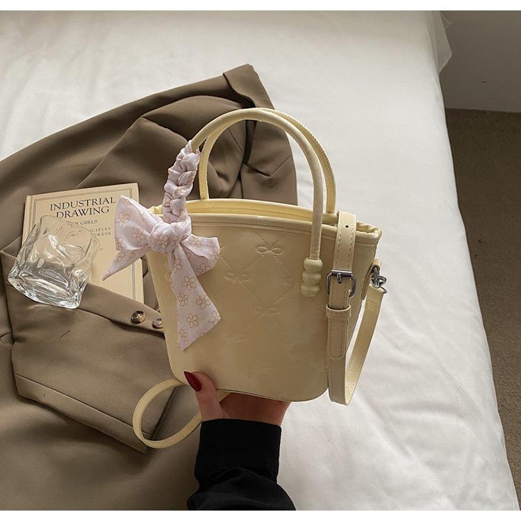 

Vegetable basket portable small bag 2025 new gentle sweet niche high sense versatile messenger bag bucket bag жёлтый