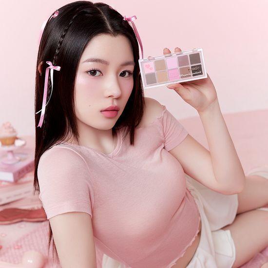 mude. Wählen Sie einen der acht Farbtöne der Moment Eyeshadow Palette.