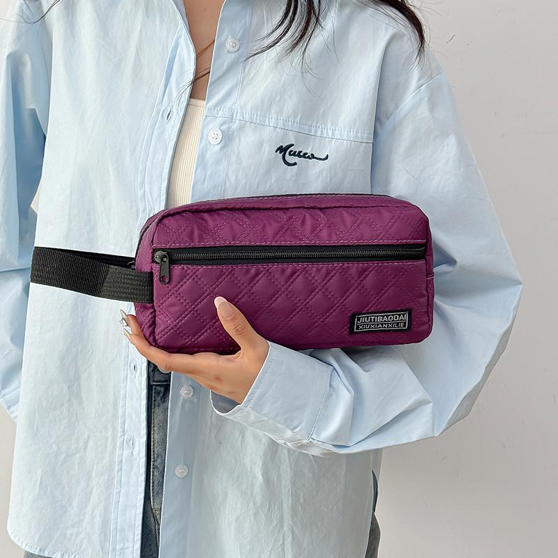 Neutral bags are suitable for business trips. They are convenient to carry and feature simple makeup and toiletry bags.