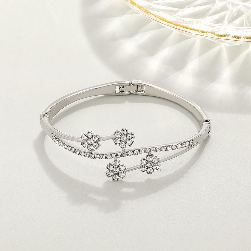 Bracciale versione coreana popolare per il pendolarismo quotidiano bracciale ad apertura a molla semplice bracciale femminile versatile alla moda personalizzato semplice