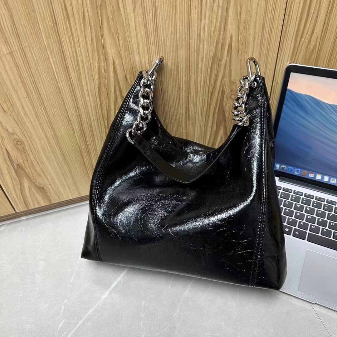 

Глянцевая сумка через плечо на цепочке из кожи с масляной восковой пропиткой, текстура, вместительная нишевая сумка-мезонин для поездок на работу, модная сумка-мессенджер чёрный